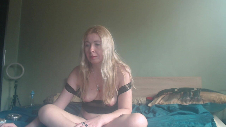 sunshinegoddes: 딜도로 보지를 훈련하는 거유 금발 미녀!