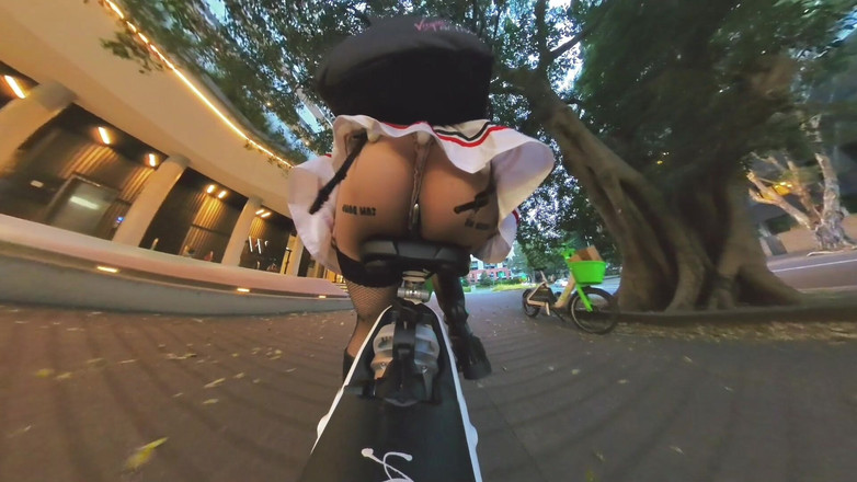 Asiansissypublic: Bisiklette metal göt tıkacıyla gezerken birkaç kez yakalandım