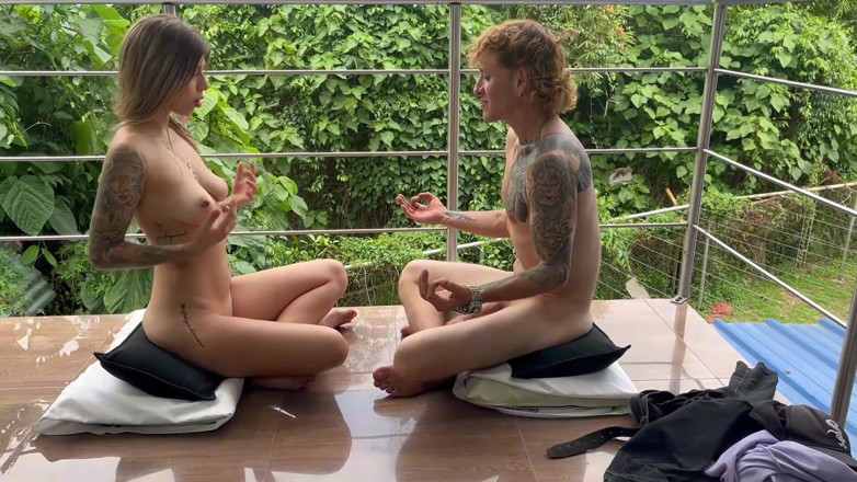 Molly Smith: 我以为瑜伽老师会教我一个体式，直到我感觉到他那根大鸡巴插进我紧致的阴道