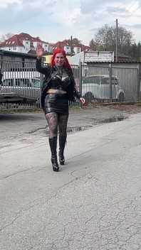O curvă din latex de pe stradă fute un străin în mașină!