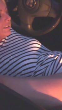 Krystal Pink baise et suce un dogger dans les bois