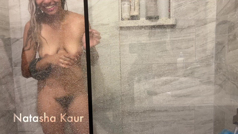 Natasha Kaur: Відео від першої особи: ти спостерігаєш, як я прибираю після сексу в душі