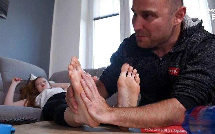 Czech Soles - foot fetish content: Iubitul cu picioare mari măsoară și compară picioarele soției ei