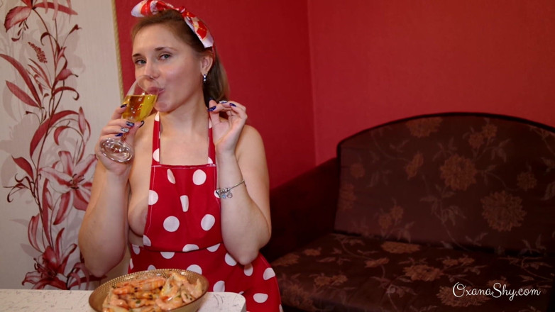 MILF Oxana: Oxana's culinary show part 1. Shrimp