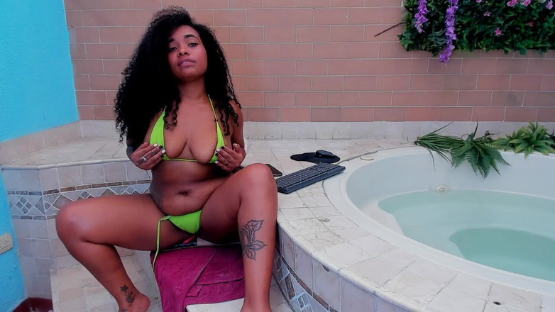 Miss ivy studio: Mi masturbo con il mio vibratore nella jacuzzi