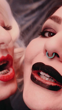 Seks lesbian pakaian fetish - blonde bengkung mendominasi & dikongkek oleh si rambut coklat bertetek besar