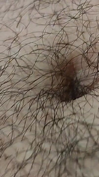 Sono un ragazzo peloso questo mi le mie gambe e il mio cazzo