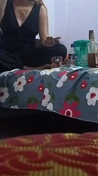另一个朋友交了他朋友的女朋友，把它放在她的屁股上。