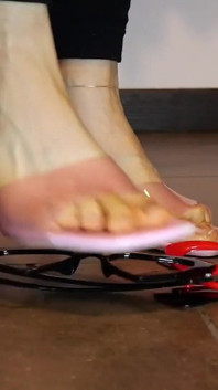 샌들 애널로 선글라스를 으깨기
