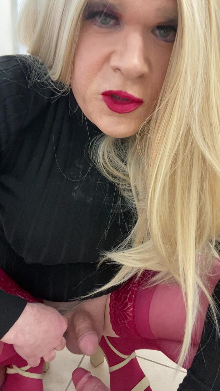 MadisonCD2025: Una sissy arrapata trans travestita quasi viene su un cazzo...