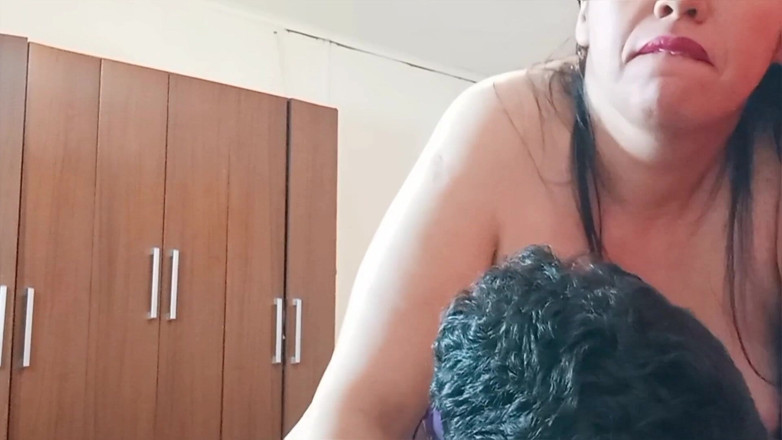 Kellyhotstepmom: Nadržená macecha mě chytí a vyžaduje creampie - Jezdí na mě...