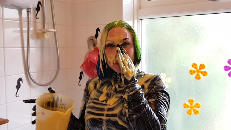 Tattooed Milfy Mama: Custard Catsuit basah dan kucai