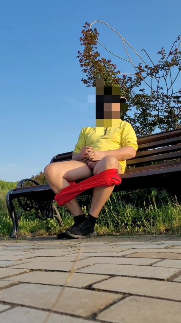 Wanker forever: Branlette sexy et risquée dans un parc