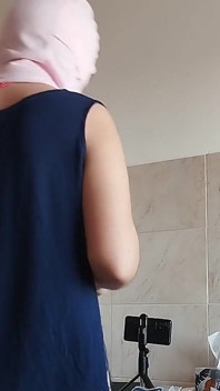 Coño morena peludo, tetas grandes, mujer peluda sensual en la cocina.
