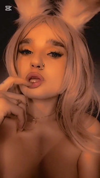 Bunnygirl không mặc gì ngoài chiếc quần lót nhìn xuyên thấu dễ thương trong khi sờ soạng bản thân