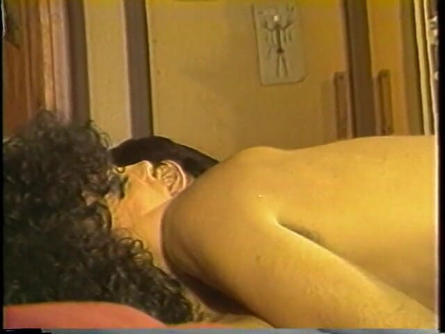 Old Good Porn: La pornostar anni '80 Kimberly Carson succhia un cazzo peloso in...