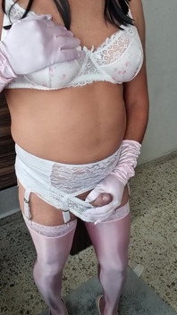 Je me sens sexy dans un autre de mes ensembles de lingerie fleurie, et des talons sexy