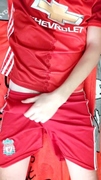 Twink szarpnie się ubrany w sprzęt piłkarski