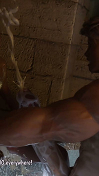 Lara Croft pool sex po ratunek Alpha ściska jej duże piersi i szyny jej tyłek