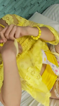 Belle, trans thaïlandaise sexy, se branle sur le lit