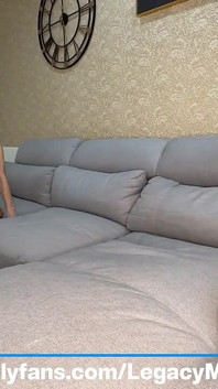 Дві красивих сексуальних азіатських краль у тріо трахають один одного з мускулистим хлопцем з великим білим членом