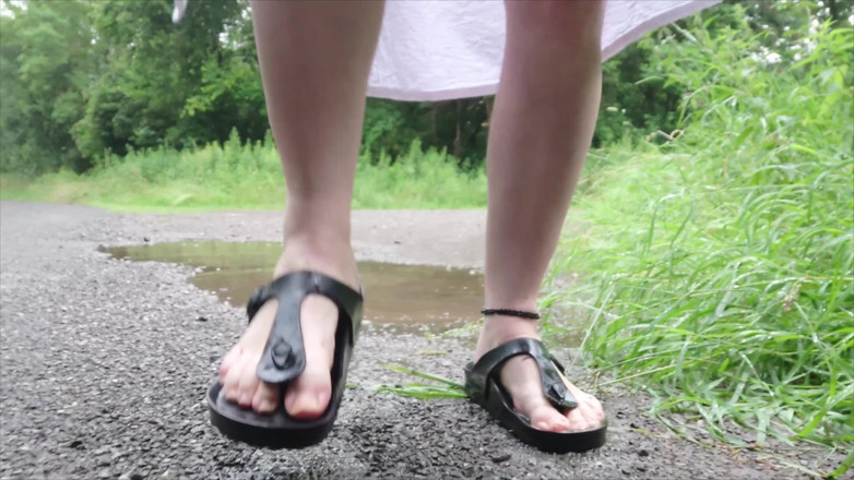Footfetish: Birkenstock Latschen Haben Spaß in Der Regenpfütze