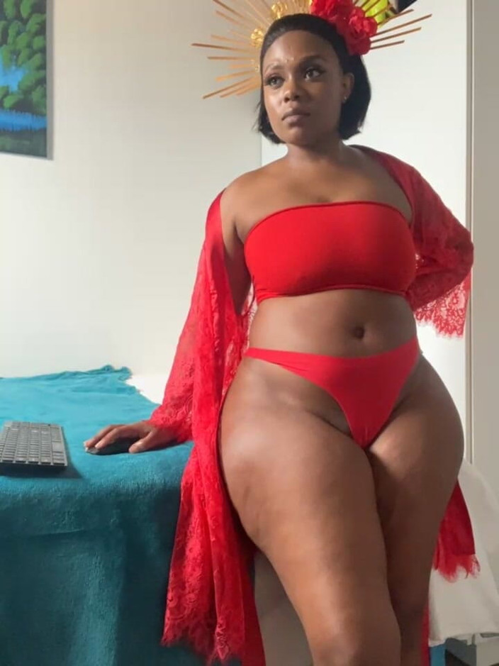 Big black clapping booties: Mi sego sul mio culo grosso che oscilla in lingerie...