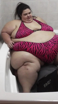 욕조에서 엉덩이 폭탄을 터트림