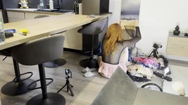İnanılmaz derecede güzel tamamen doğal büyük memeli kızıl saçlı kısa bir etek giyiyor ve külotunu ve kirli ayaklarını gösteriyor