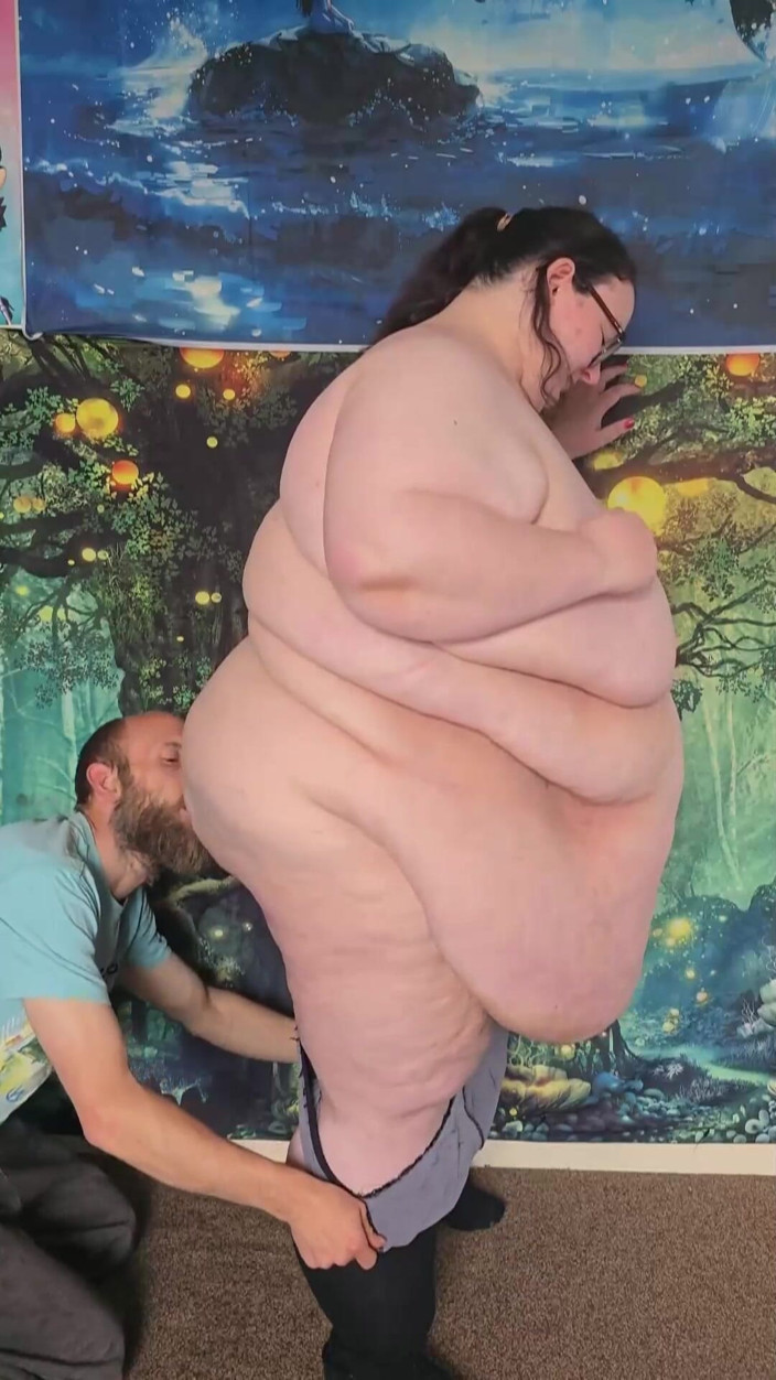 SSBBWLadyBrads: Ssbbw uitgekleed en kuste buik gestreeld