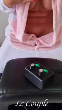 Une jolie MILF amateur en costume de licorne avec sa machine à sexe sybian - deux orgasmes énormes
