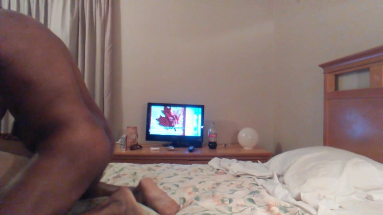 Happy life: Пары интенсивно трахаются перед телевизором