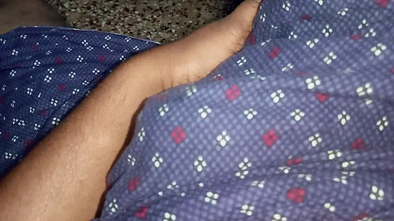 Sweet Indian cock: Indiano grande pau garoto ao ar livre masterbate