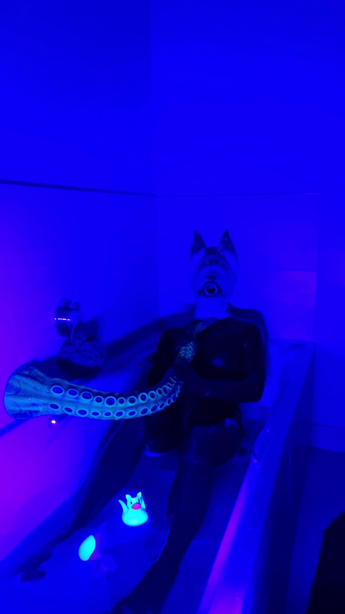 Athos: Uv latex drone phiên
