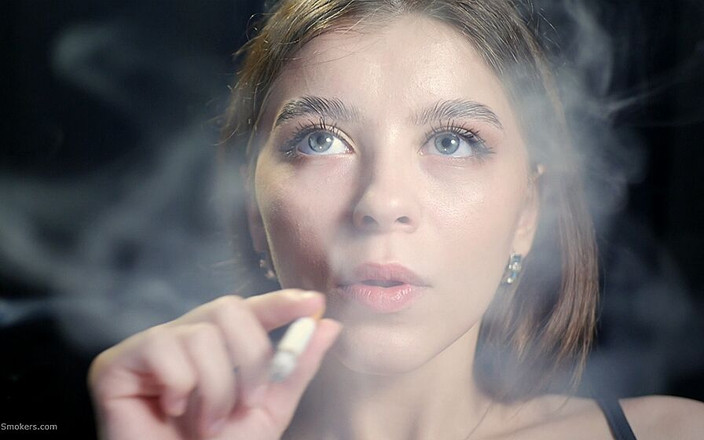 Russian Smokers: Sexy dama está fumando un rojo en una fila