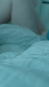 Zlobivá Nevlastní Máma a Ohebná Nevlastní Dcera Rozhřívají Sdílenou Hotelovou Postel, Než Se Nevlastní Syn Připojí Pro Creampie