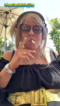 Selamat Pagi, Dewi - MILF montel Brazil ritual merokok di luar