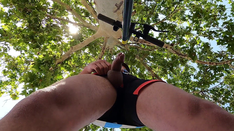 Cool Body: Uitpuilende jongeman kreunt van plezier in het park terwijl hij...