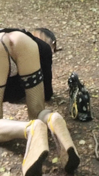 Esibizione nella foresta a 4 gambe, Piccola provocazione alla ricerca di. Cumslut P U B L i c [27jun25] travestito francese