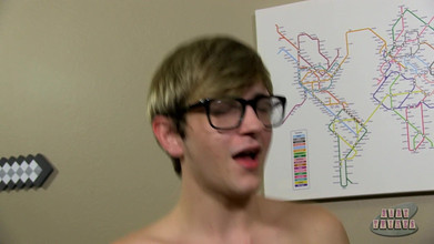 Bare Twinks: Colby älskar den råa långa kuk