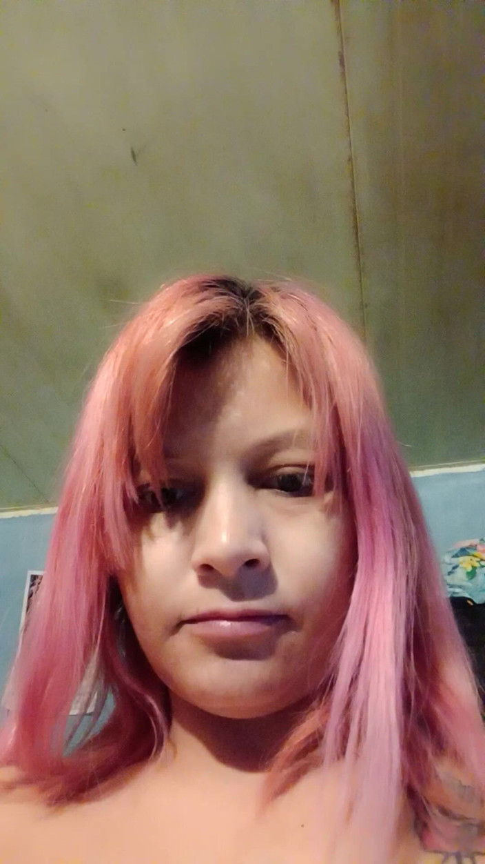 Lusi: 她喜欢用她对她爱人的大量想法摩擦自己