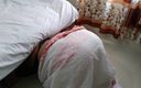 Aria Mia: Pákistánská sexy macecha uvízne při zametání pod postelí, když ji...
