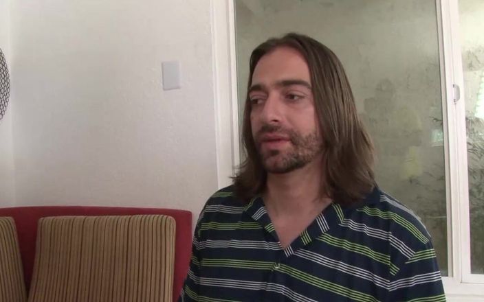 Pervy Studio: Nadržená bílá brunetka si užívá bílého i černého ptáka