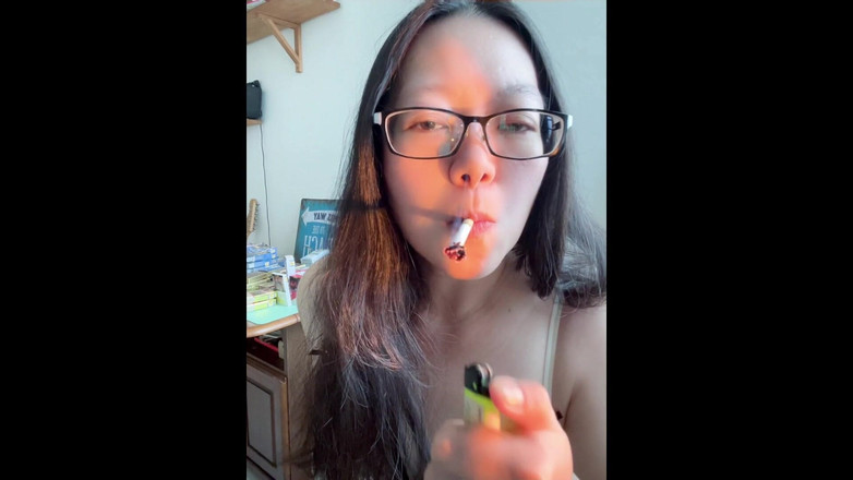 Smoking Asian: Mamă sexy asiatică reală care fumează în timp ce îmi pun ruj și îmi...