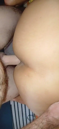 タイのMILFが深いフェラチオをし、激しくアナルを突かれる
