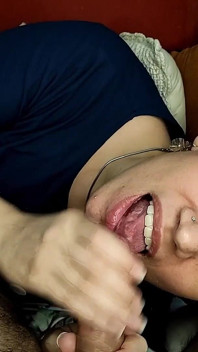 Quickie! Pipe sur le canapé et éjaculation dans la bouche