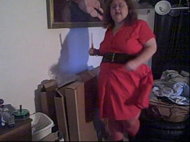 BBW nurse Vicki adventures with friends: 穿着我的红色礼服跳舞的直播表演部分！短暂但很有趣