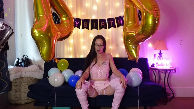 Raven Willow: Vizia la tua ragazza di compleanno preferita