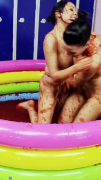 In der badewanne mit ihrer freundin, mit schlamm spielen