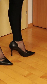 Black high heels & rht nylons - baumeln & footplay unter dem schreibtisch
